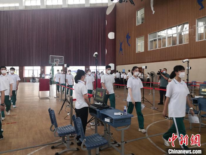 7月2日，海南华侨中学举行高考模拟演练。　张茜翼 摄