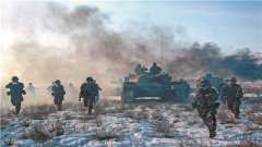 新疆軍區某裝甲團緊盯短
