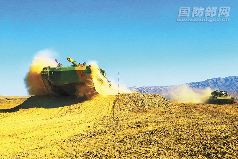 新疆軍區某裝甲團組織開展駕駛訓練