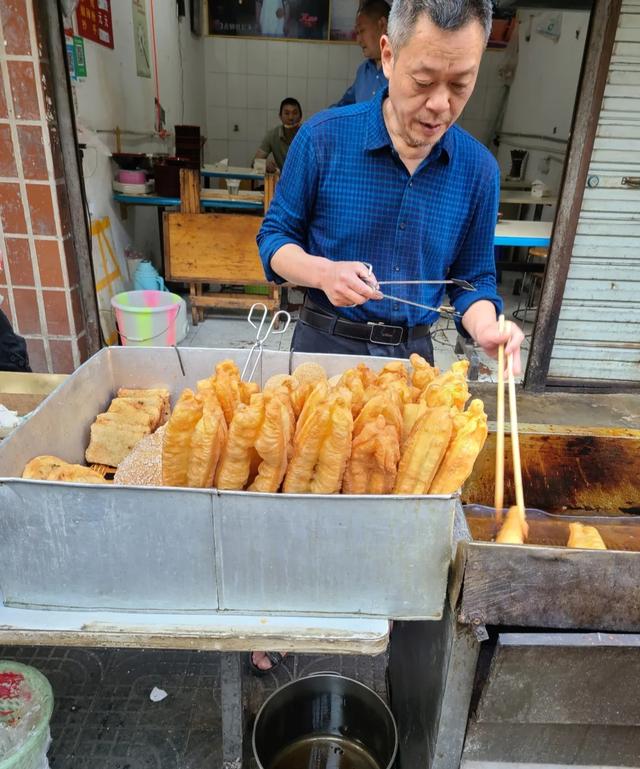 著名的“国标油条”!成都老小区里的“网红早餐”,酥脆又香浓