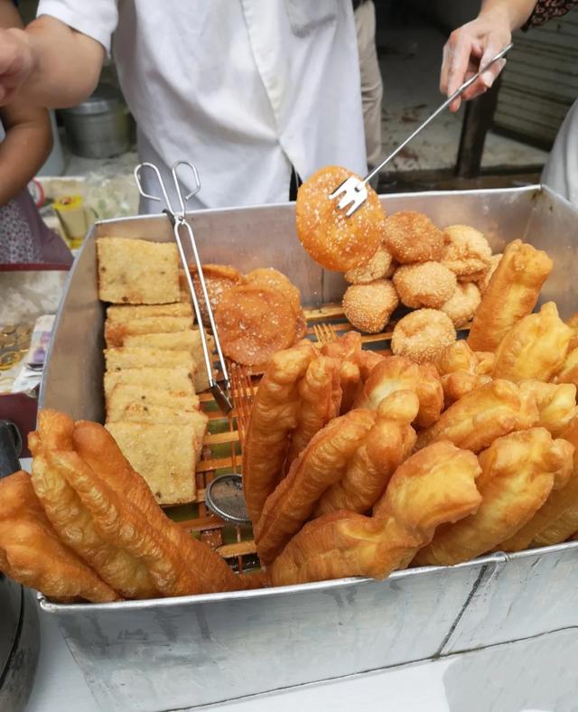 著名的“国标油条”!成都老小区里的“网红早餐”,酥脆又香浓