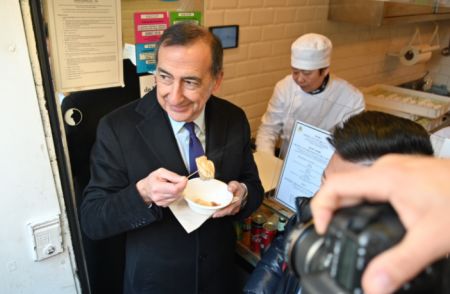 米兰市长萨拉品尝饺子（图片来源：欧洲华人街）