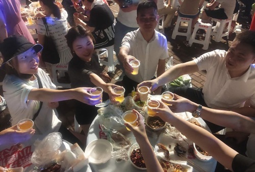 “快来喝啤酒、品美食啦”，2020南充啤酒节在西山广场开幕