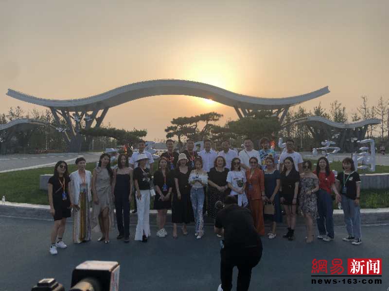 参加中国服装直播大会的网红赏西平美景 品西平美食 饮西平美酒