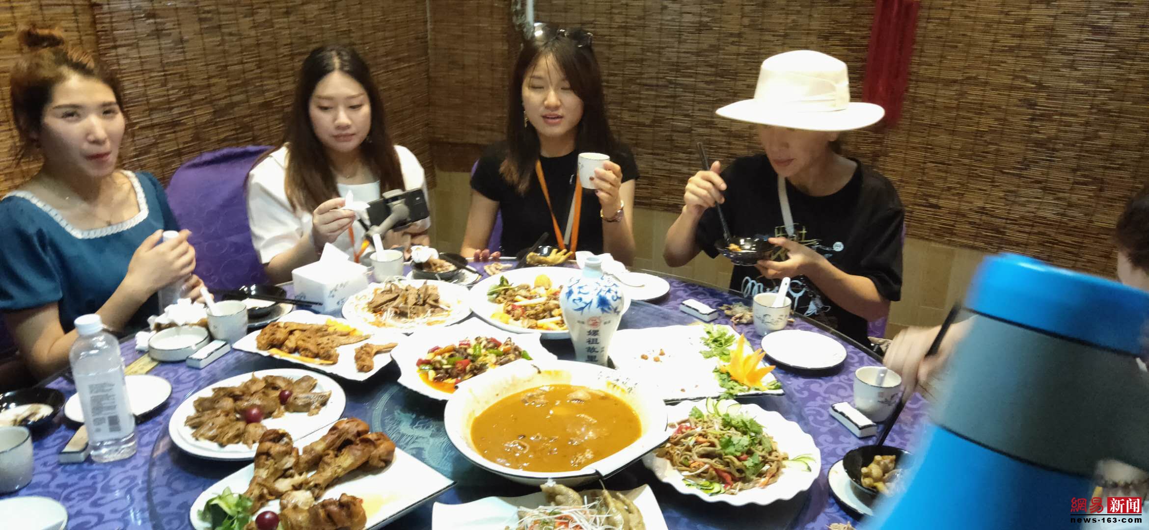 参加中国服装直播大会的网红赏西平美景 品西平美食 饮西平美酒