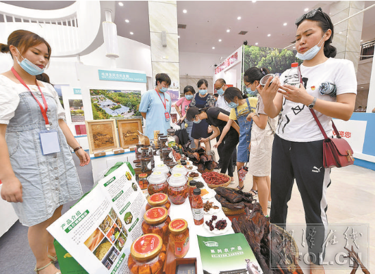 游客在挑选湘潭县乌石镇土特产。 （记者 陈旭东 摄）