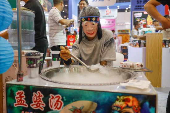 边尝美食边洽谈第二届中部食品博览会郑州开幕