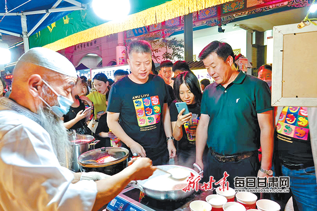 郑州餐饮同行“打卡”金城夜市：“月光下的兰州美食，唇齿留香”