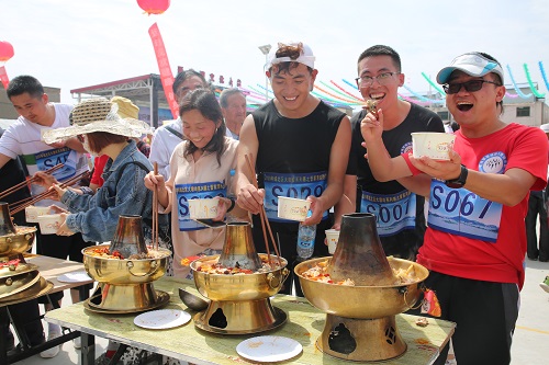 西宁市城北区举办乡村土火锅节传承非遗美食文化