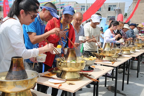 西宁市城北区举办乡村土火锅节传承非遗美食文化