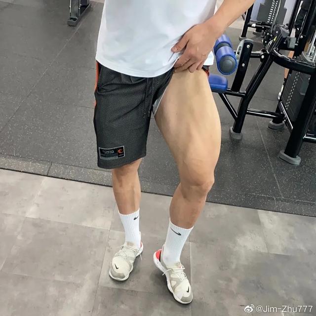 27岁中国小伙健身6年,身高195体重118公斤,这腹肌馋哭了