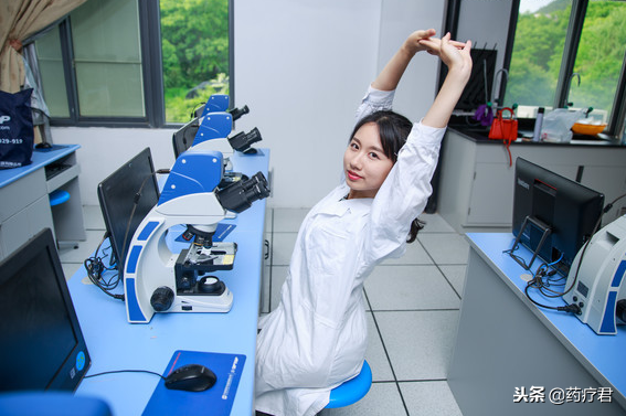 怎样才能有效健身养生?专家:睡前这样趴十分钟,等于跑步1小时
