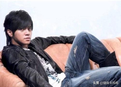为大家介绍几个健身动作,帮助大家更好的减肥增肌