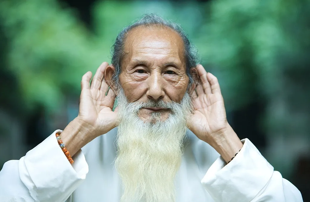 耳鸣是中老年常见的症状,中医如何调理?这几个方法需掌握