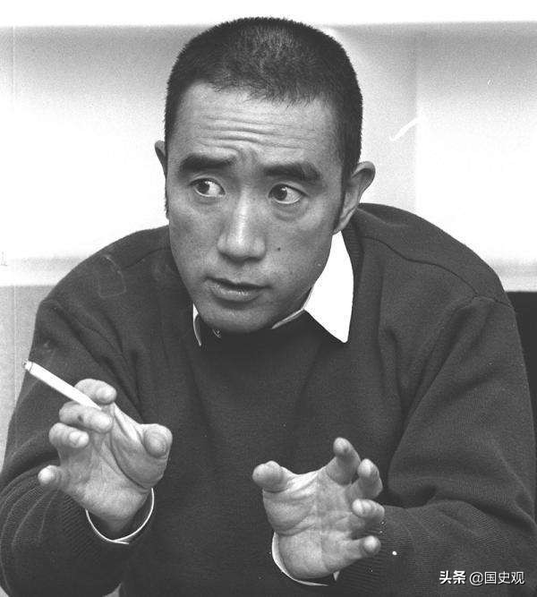 三岛由纪夫切腹自杀时有多惨?旁观者:连砍三刀都没死,痛的直叫