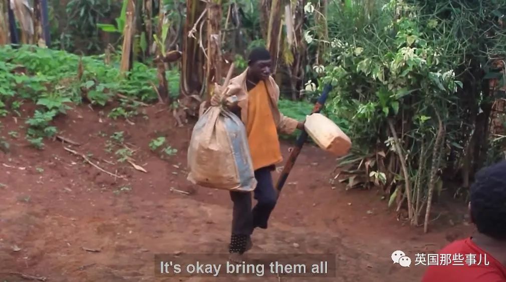 非洲男孩长相返祖只吃水果，被村民当"猴子"霸凌，让人心碎…