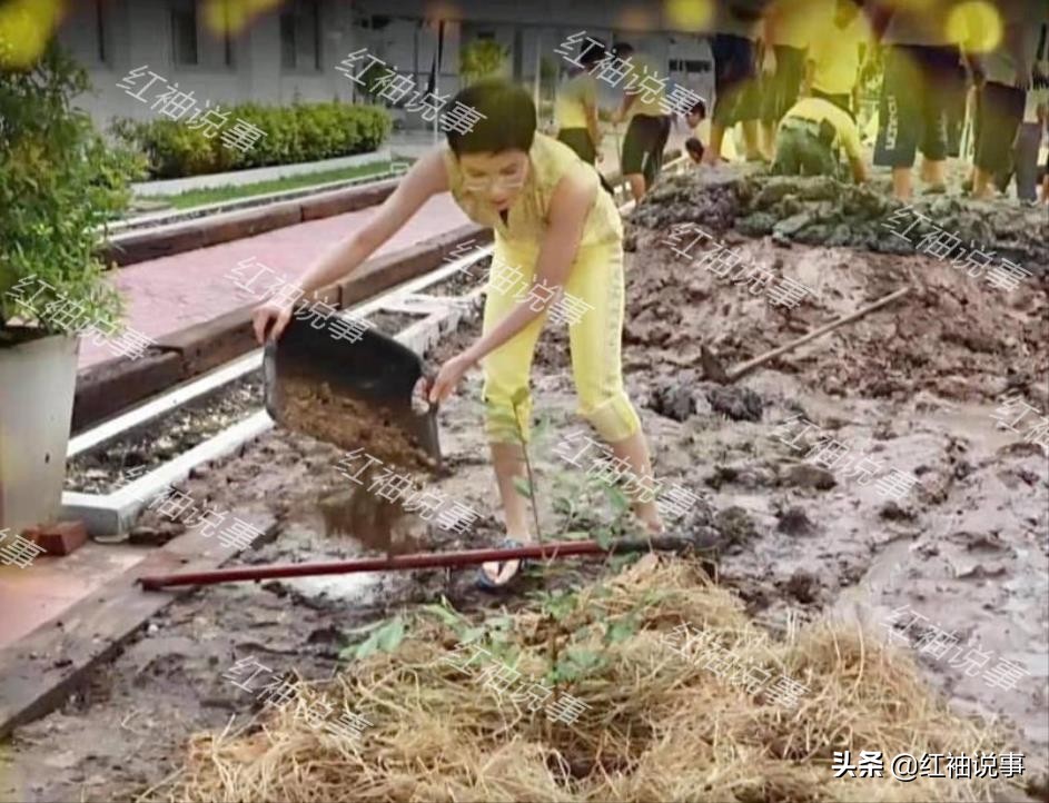 诗妮娜在监狱干农活!身穿花裤子放飞自我,动作娴熟没摆拍痕迹