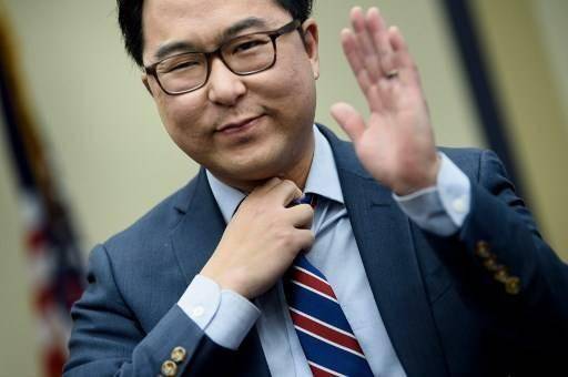 国会大厦暴乱后,跪着打扫垃圾的韩裔议员在美国红了