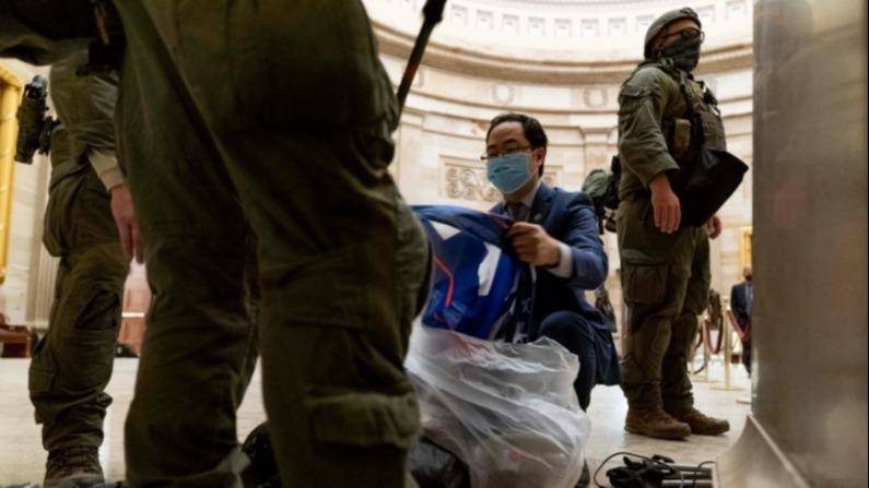 国会大厦暴乱后，跪着打扫垃圾的韩裔议员在美国红了