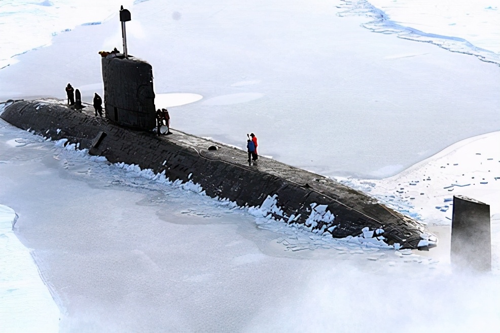英国不懈号核潜艇事故：潜艇在北极冰下航行，氧气罐却突然爆炸