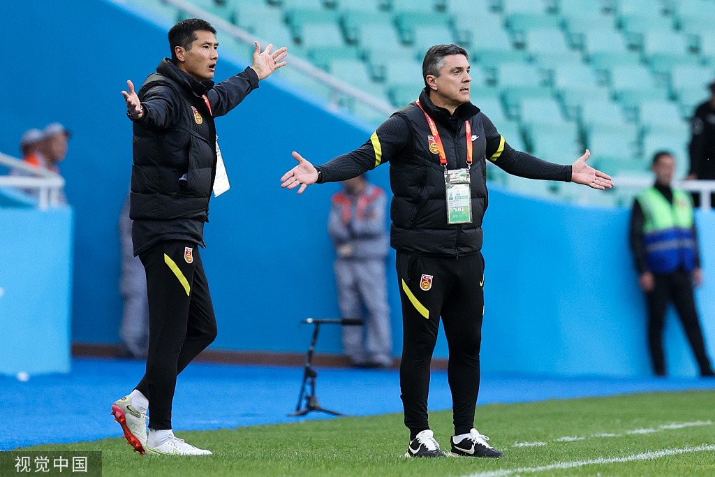 U20国足主教练安东尼奥(右)和领队邵佳一。