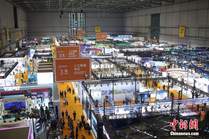 图为进博会展馆现场。<a target='_blank' data-cke-saved-href='/' href='/'>中新社</a>记者 张亨伟 摄 图为进博会展馆现场。<a target='_blank' data-cke-saved-href='/' href='/'>中新社</a>记者 张亨伟 摄