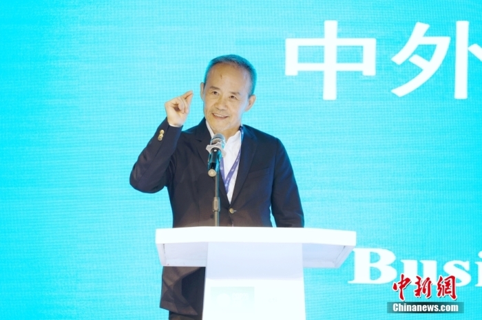 当地时间12月1日,《联合国气候变化框架公约》第二十八次缔约方大会(COP28)举办期间,中国生态环境部宣传教育中心联合WBCSD、中国新闻网共同在阿联酋迪拜举办“中外知名企业家可持续发展对话会”活动。图为万科公益基金会理事长王石作主旨演讲。<a target='_blank' data-cke-saved-href='/' href='/'>中新社</a>记者 韩海丹 摄 当地时间12月1日,《联合国气候变化框架公约》第二十八次缔约方大会(COP28)举办期间,中国生态环境部宣传教育中心联合WBCSD、中国新闻网共同在阿联酋迪拜举办“中外知名企业家可持续发展对话会”活动。图为万科公益基金会理事长王石作主旨演讲。<a target='_blank' data-cke-saved-href='/' href='/'>中新社</a>记者 韩海丹 摄