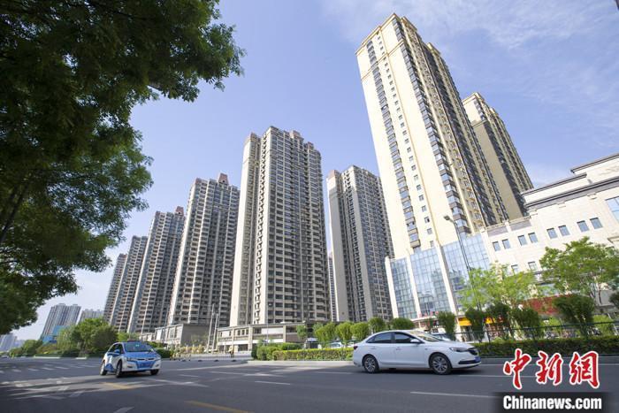 资料图:车辆从一楼盘前经过。 <a target='_blank' data-cke-saved-href='/' href='/'>中新社</a>记者 张云 摄 资料图:车辆从一楼盘前经过。 <a target='_blank' data-cke-saved-href='/' href='/'>中新社</a>记者 张云 摄