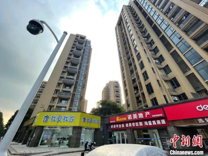 多家房地产中介。 苏婷 摄 多家房地产中介。 苏婷 摄