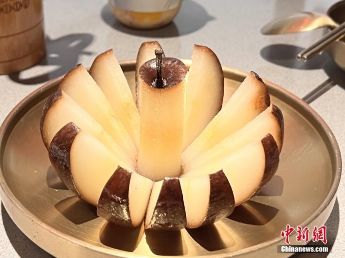 为了方便食用，切块摆盘的东北时令美食——冻梨。 图/视觉中国