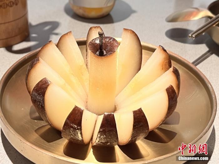 为了方便食用,切块摆盘的东北时令美食——冻梨。 图/视觉中国 为了方便食用,切块摆盘的东北时令美食——冻梨。 图/视觉中国