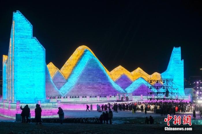12月17日,黑龙江哈尔滨,第二十五届哈尔滨冰雪大世界试开园。 <a target='_blank' data-cke-saved-href='/' href='/'>中新社</a>发 赵宇航 摄 12月17日,黑龙江哈尔滨,第二十五届哈尔滨冰雪大世界试开园。 <a target='_blank' data-cke-saved-href='/' href='/'>中新社</a>发 赵宇航 摄