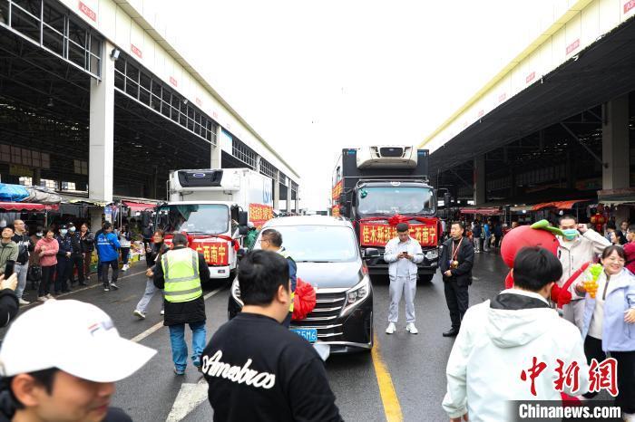 运载蔓越莓车队前,不少民众正在围观打卡。王伟臣 摄 运载蔓越莓车队前,不少民众正在围观打卡。王伟臣 摄